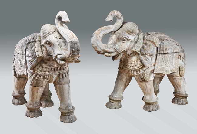 PAIRE DE GRANDS ÉLÉPHANTS marchant, la trompe...