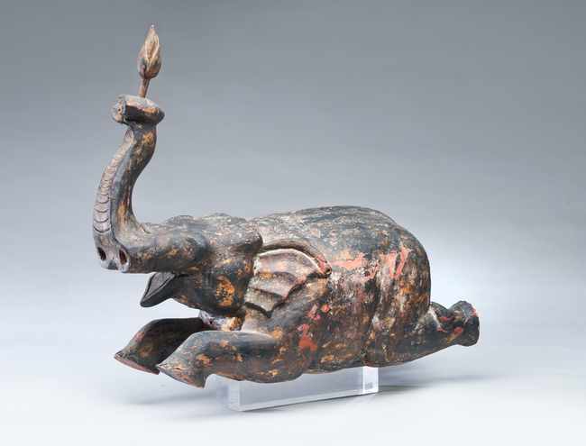 ÉLÉPHANT courant, en bois sculpté laqué polychrome...