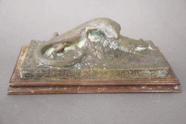 PRESSE-PAPIER en bronze représentant un lézard...
