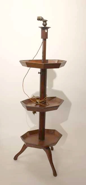 GUERIDON à crémaillère et trois plateaux...