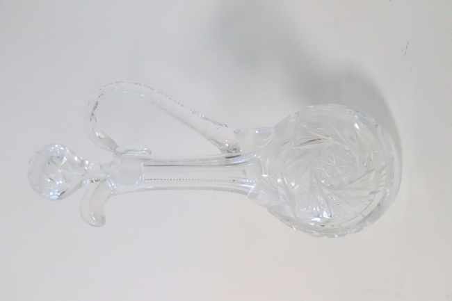 CARAFE en verre taillé à long col et à décor...