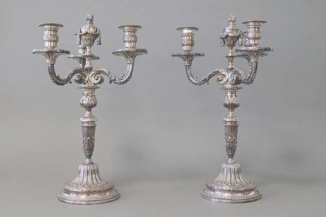 PAIRE DE CANDELABRES pouvant former flambeaux...