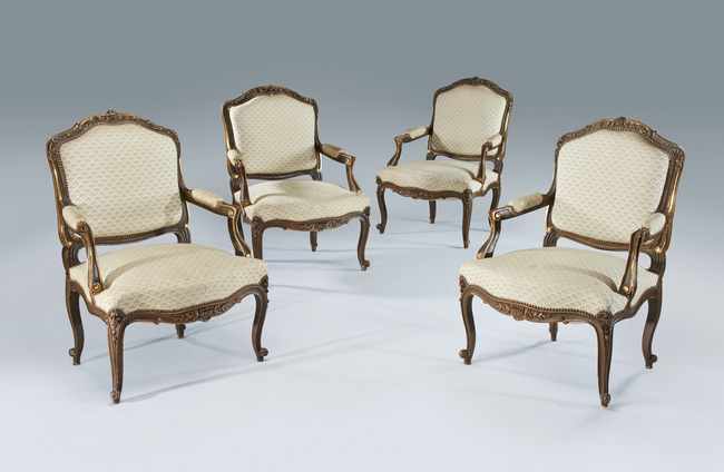 QUATRE FAUTEUILS à dossier violoné en bois...