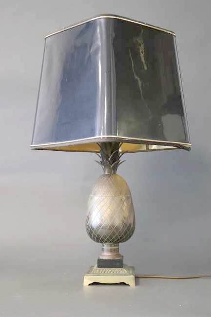 LAMPE DE TABLE en bronze doré et ciselé figurant...