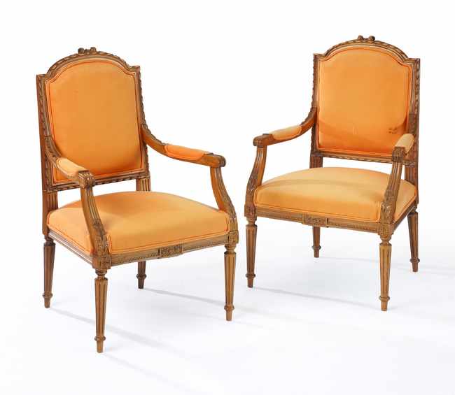 PAIRE DE FAUTEUILS à dossier plat en chapeau...