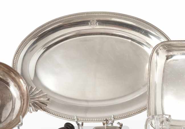 PLAT ovale en argent à bordure gravée de...