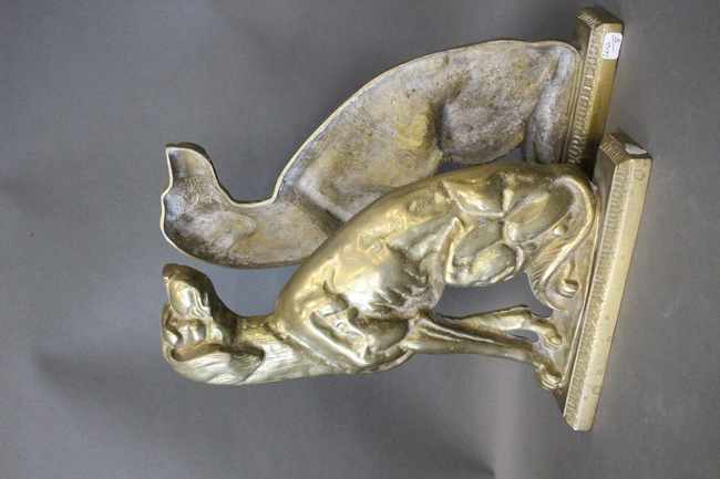 PAIRE DE CHENETS en bronze doré représentant...