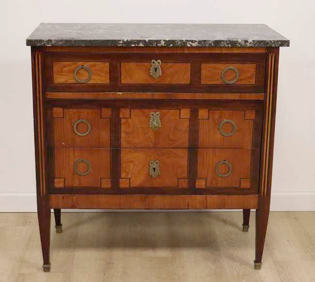 COMMODE en placage d'acajou et marqueterie...