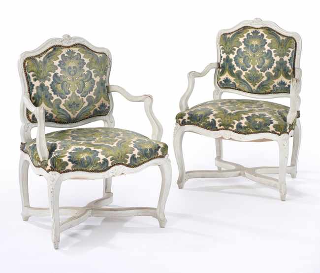 PAIRE DE FAUTEUILS à la reine à dossier plat...