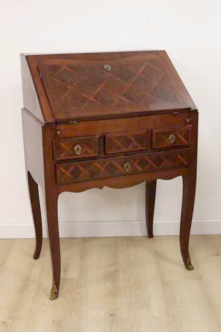 BUREAU DE PENTE en noyer et placage de noyer...