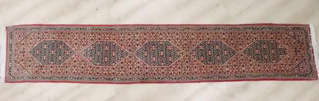 TAPIS galerie en laine polychrome à décor...
