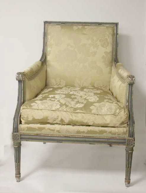 BERGERE à dossier plat en hêtre laqué bleu....