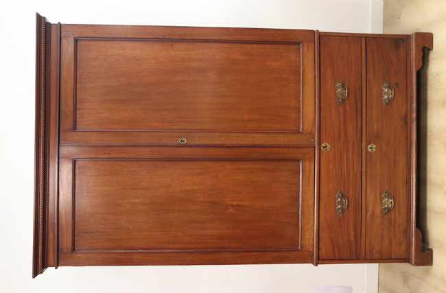 ARMOIRE DEUX CORPS en acajou et placage d'acajou,...
