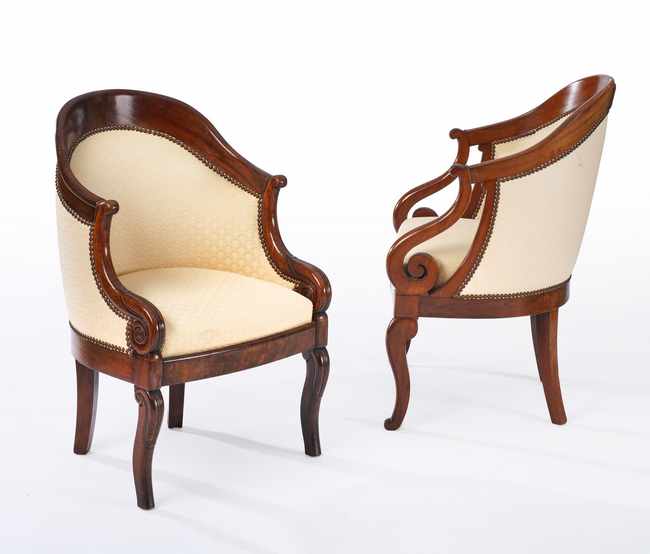 DEUX FAUTEUILS gondoles en acajou et placage...