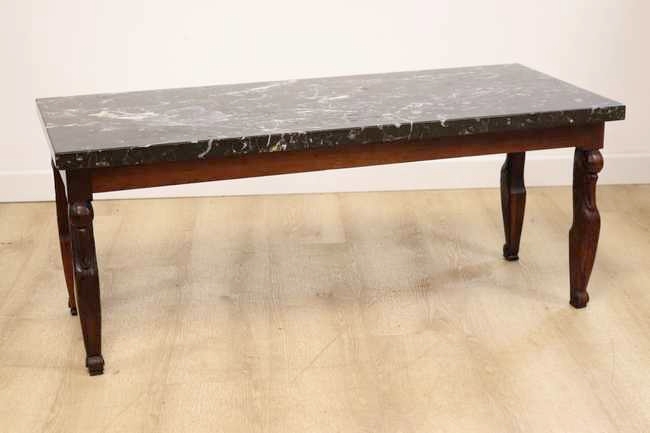 TABLE BASSE en acajou mouluré et sculpté...