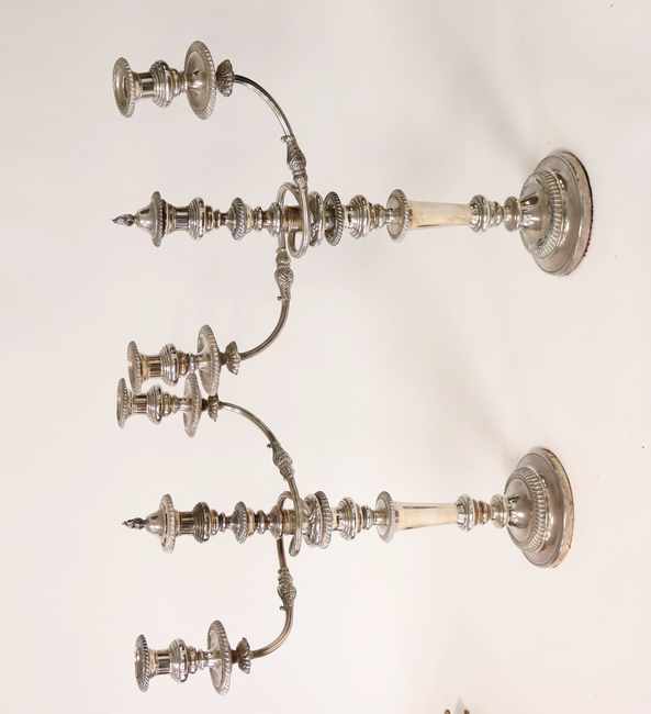 PAIRE DE CANDELABRES pouvant former flambeaux,...
