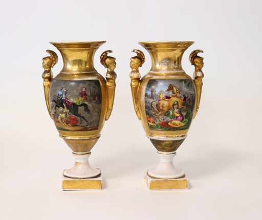 PAIRE DE VASES de forme balustre en porcelaine...
