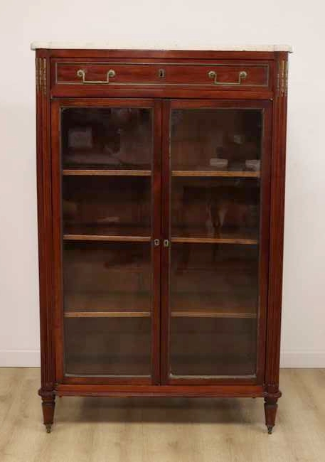 VITRINE en acajou, placage d'acajou et filets...