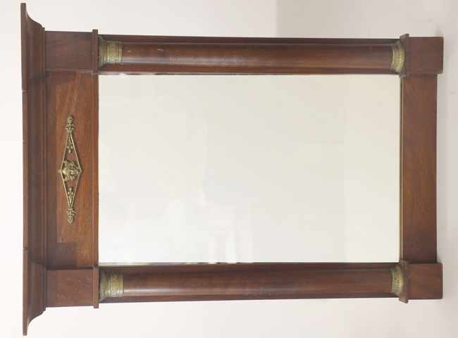 PETIT MIROIR en acajou à montants en demi-colonne...