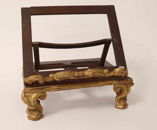 LUTRIN en bois doré mouluré et sculpté à...