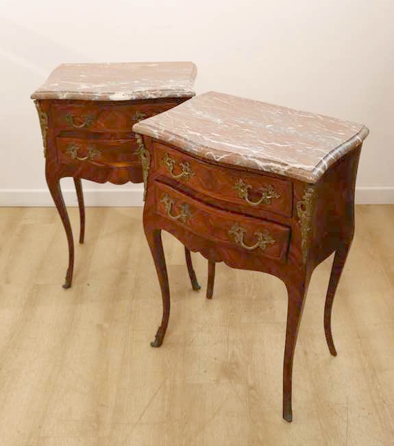 PAIRE DE CHEVETS en bois de placage ouvrant...