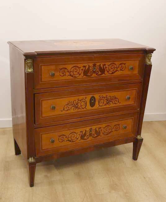 PETITE COMMODE rectangulaire en placage d'acajou...