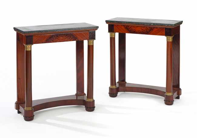 PAIRE DE PETITES CONSOLES en acajou et placage...