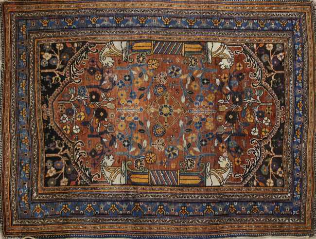 TAPIS en laine à sept registres à décor sur...