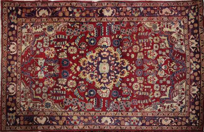 TAPIS en laine polychrome à quatre registres...