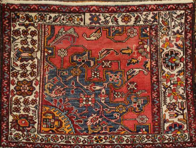PETIT TAPIS en laine polychrome à trois registres...