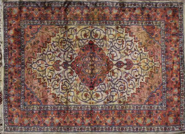 TAPIS en soie polychrome à trois registres...