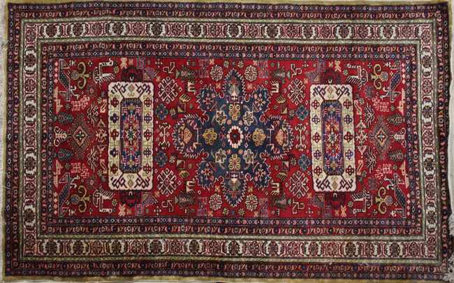 TAPIS en laine polychrome à huit registres...