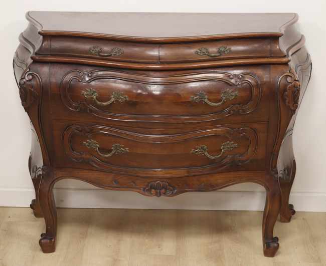 COMMODE à façade galbée, en noyer mouluré...