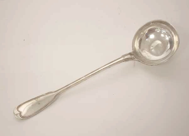 LOUCHE en argent, modèle à filets.