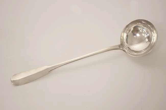 LOUCHE en argent, modèle uni plat, chifrée...
