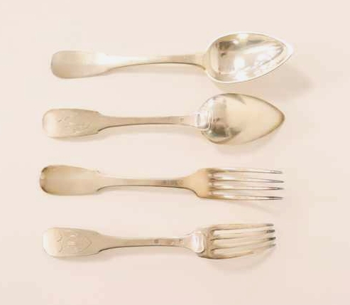 DOUZE COUVERTS en argent modèle uni plat,...