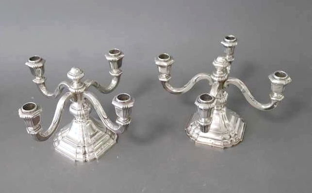 PAIRE DE CANDELABRES dit bouts de table,...