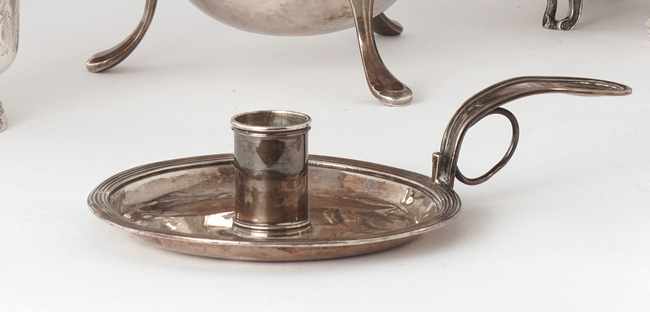 BOUGEOIR A MAIN en argent, la coupe circulaire...