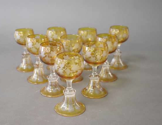 SUITE DE DOUZE VERRES à liqueur en cristal...