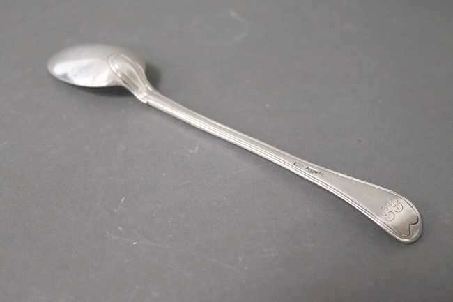 CUILLERE A RAGOUT en argent, modèle à filets,...