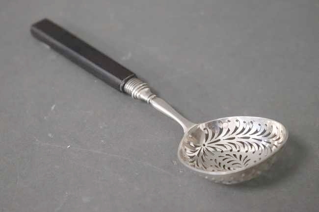 CUILLERE A SAUPOUDRER en argent, manche en...
