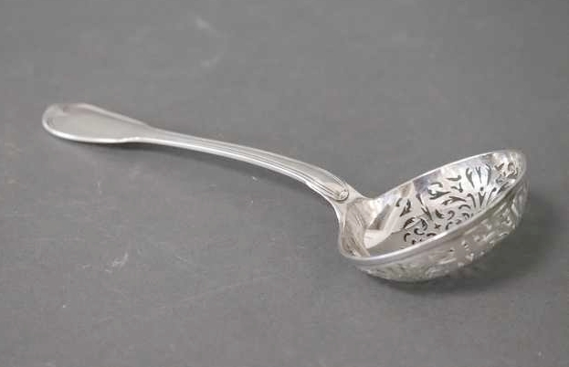CUILLERE A SAUPOUDRER en argent, modèle à...