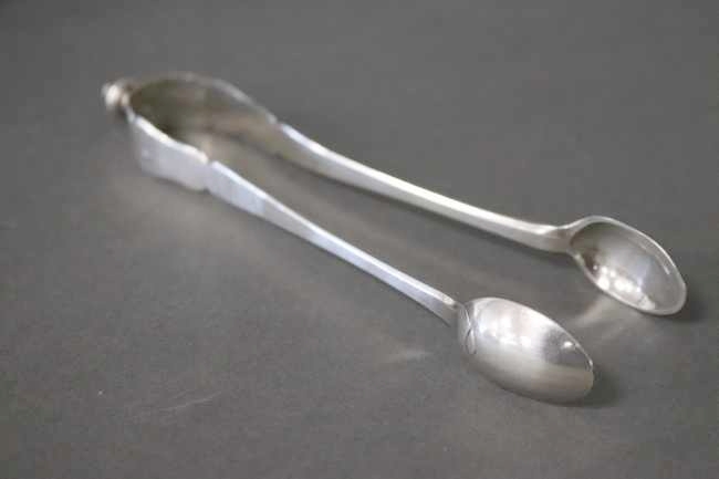 PINCE A SUCRE en argent uni, chiffrée MB...