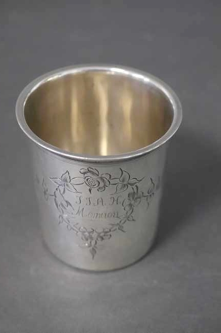 TIMBALE en argent uni gravé d'un médaillon...
