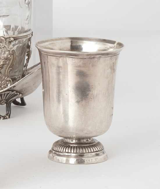 TIMBALE tulipe en argent, base godronnée...