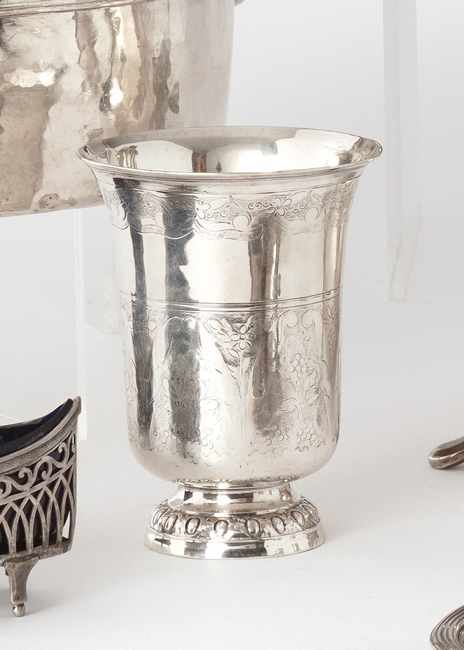 TIMBALE tulipe en argent, piédouche à frise...