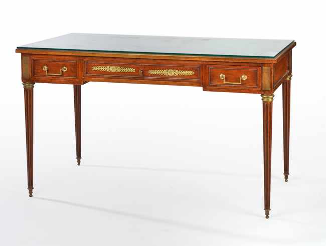 BUREAU plat en merisier, ouvrant à trois...