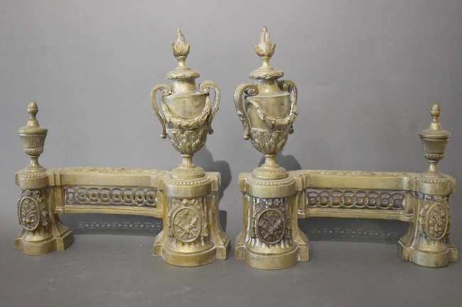 PAIRE DE DEVANT DE CHENETS en bronze ajouré...