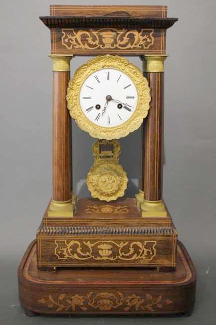 PENDULE PORTIQUE en placage de palissandre...