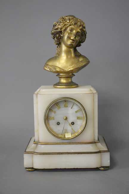 PENDULE borne en marbre blanc, surmontée...